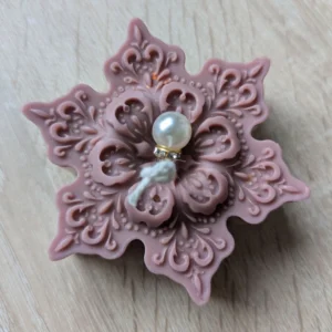 Bougie flocon de neige en cire de soja avec bijou perlé sur le dessus