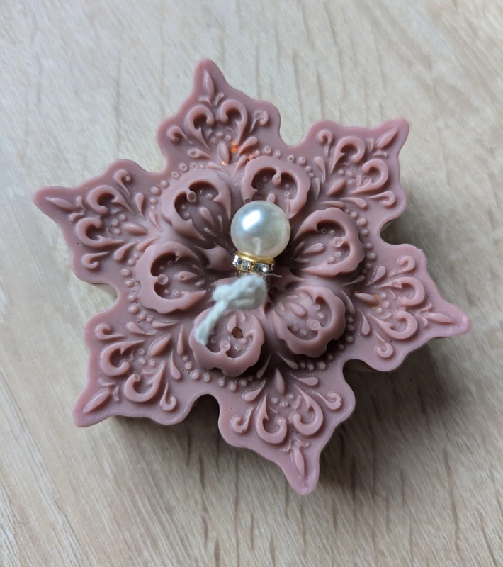 Bougie flocon de neige en cire de soja avec bijou perlé sur le dessus
