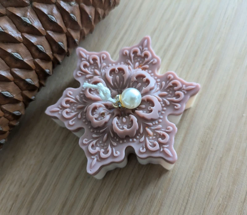 Détail des motifs sculptés de la bougie flocon de neige