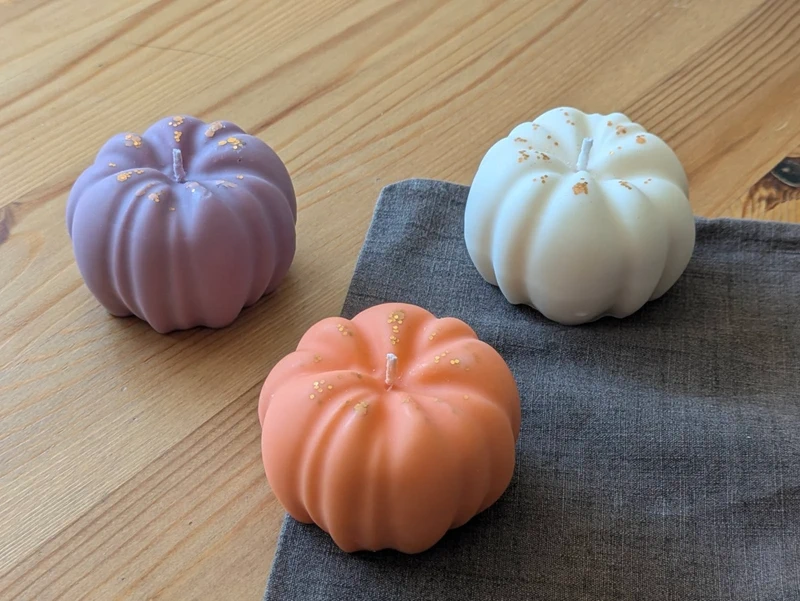 Trio de bougies citrouilles pastel en décoration d'automne