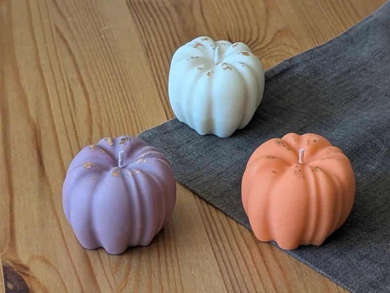 Détail des paillettes dorées sur les bougies citrouilles