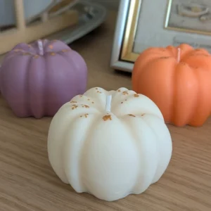 Lot de 3 bougies citrouilles violette, orange et blanche avec paillettes dorées