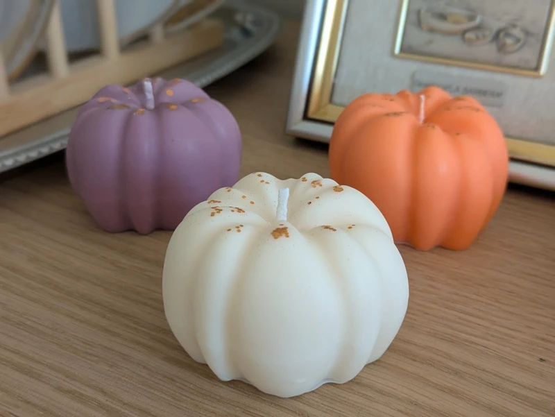 Lot de 3 Bougies Citrouilles Pastel – Violette, Orange et Blanche