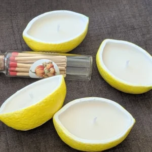Bougies citron posées ensemble, effet trompe-l'œil détaillé