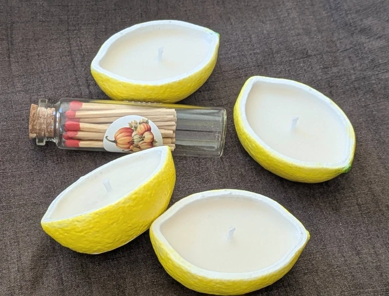 Bougies citron posées ensemble, effet trompe-l'œil détaillé