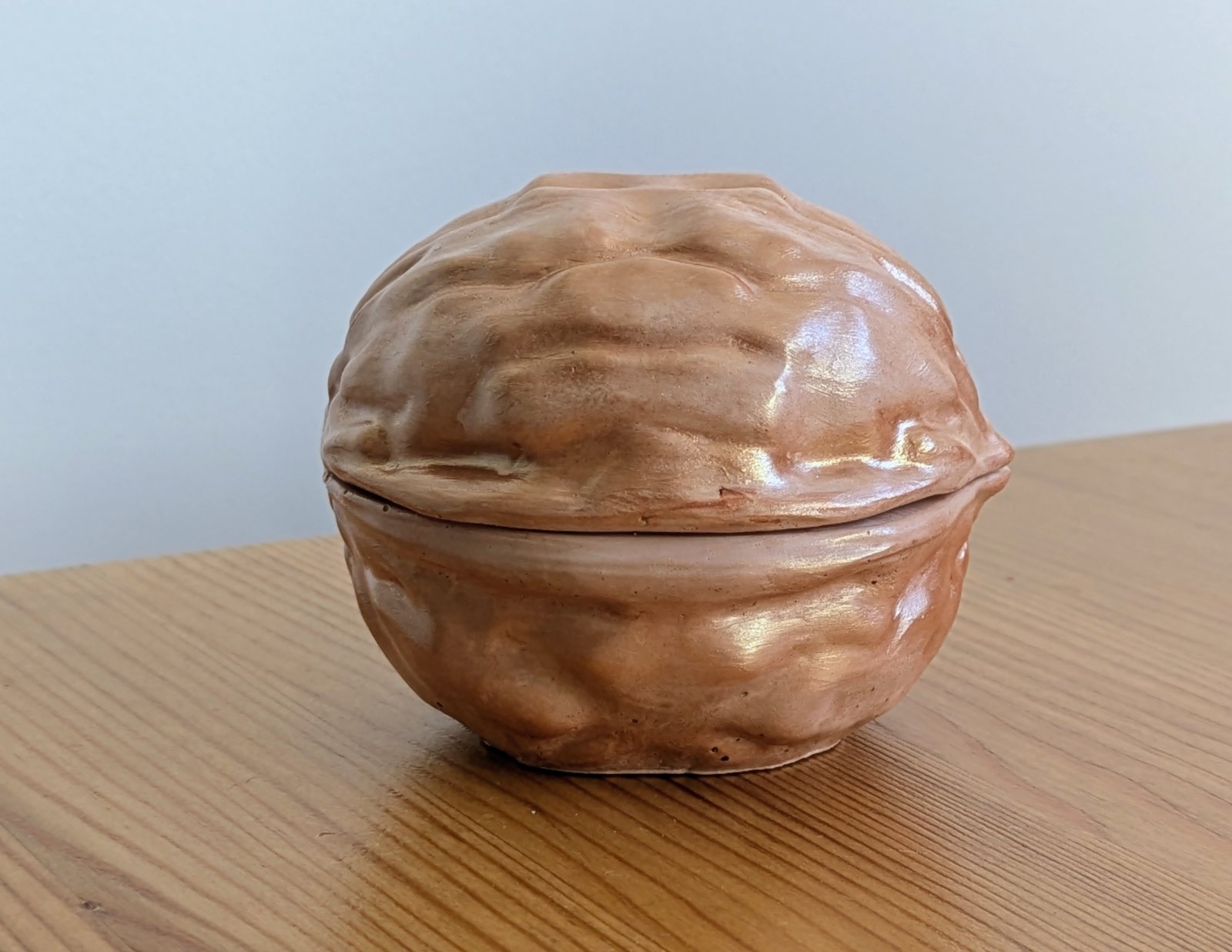 Noix en plâtre rose cuivré fermée, bougie artisanale trompe-l'œil