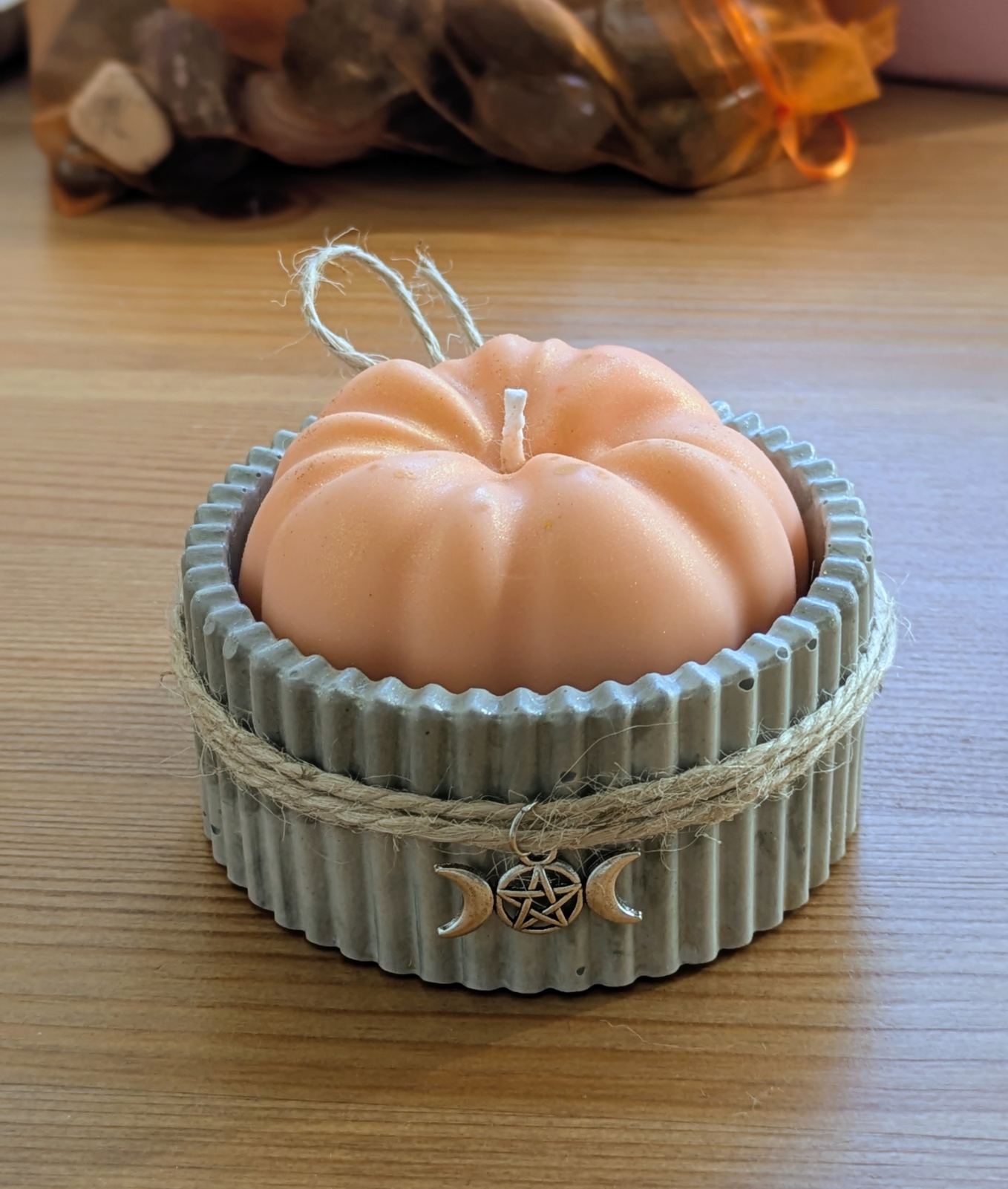 Pendentif triple lune et pentagramme sur un bougeoir en plâtre avec bougie citrouille