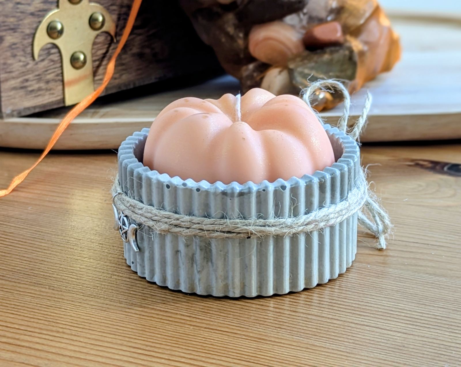Petite bougie en forme de citrouille dans un bougeoir fait main, décor d'automne