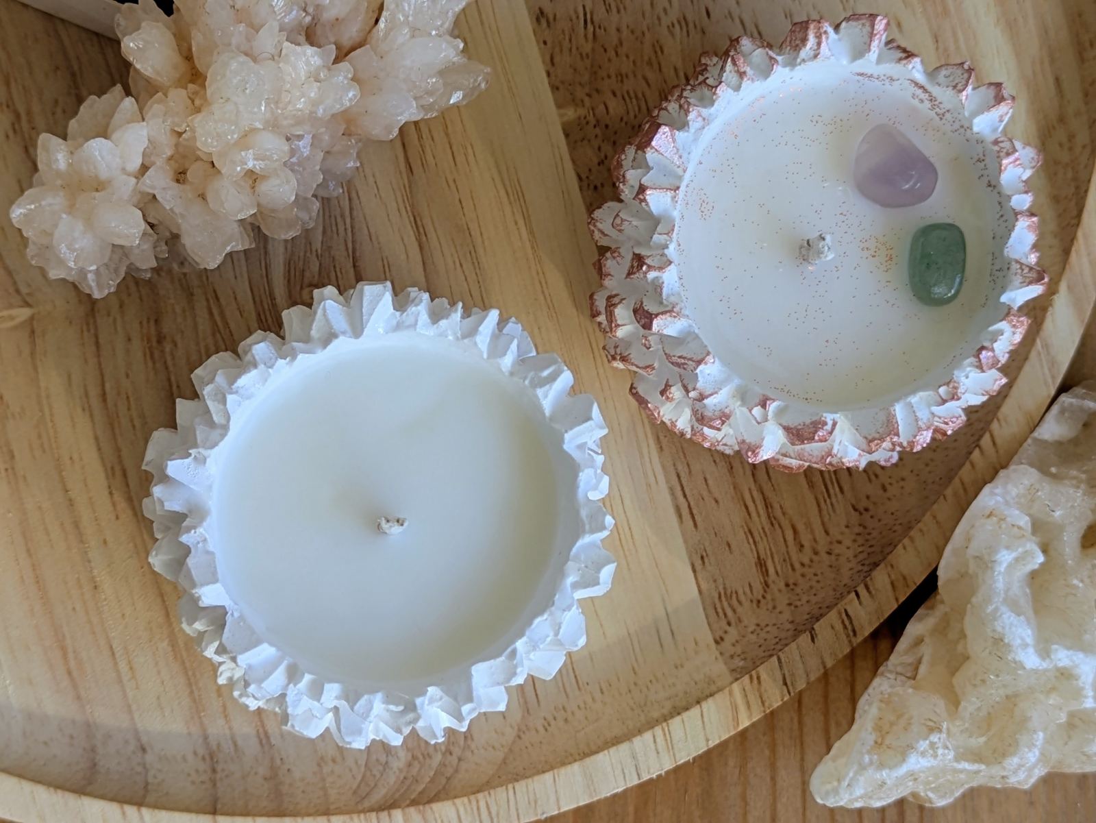 Duo de bougies cristal en plâtre blanc et rose sur un plateau en bois