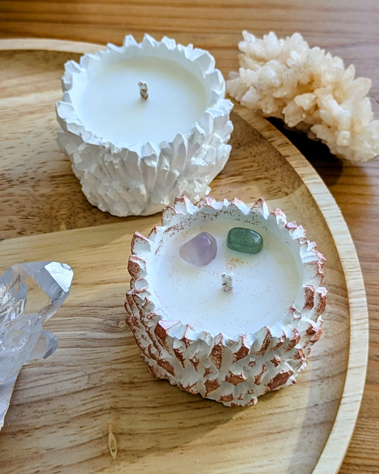 Deux bougies en forme de géode en plâtre naturel entourées de cristaux de quartz