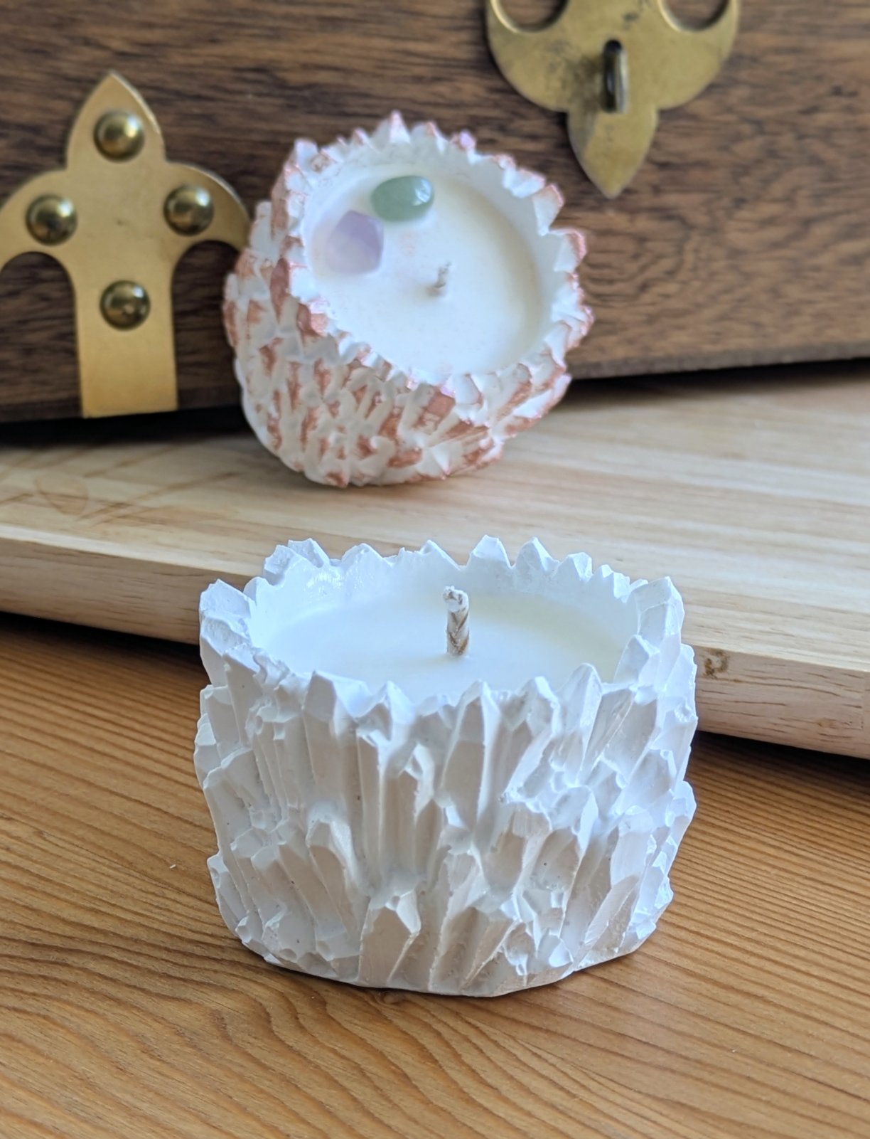 Bougie cristal blanche en cire de soja au premier plan, bougie rose derrière