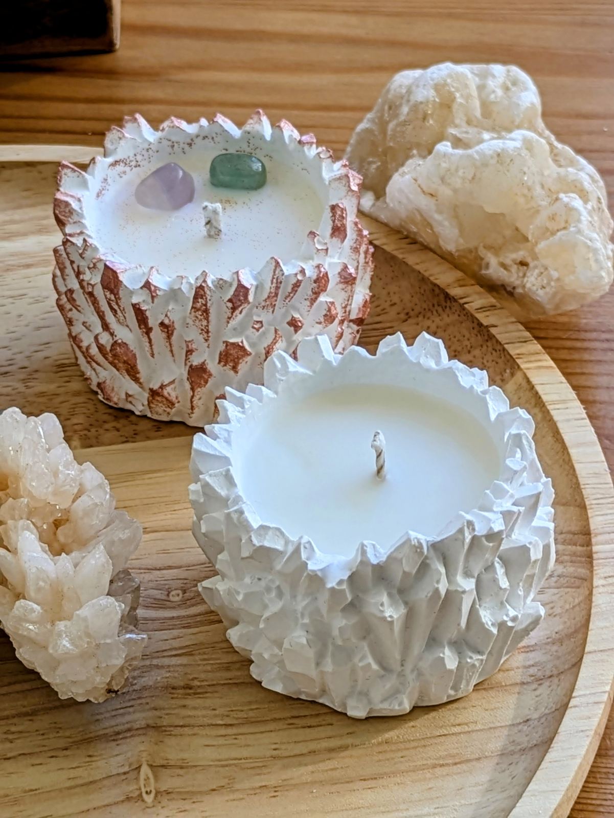 Lot de 2 bougies cristal en plâtre, une blanche et une rose métallique aux pierres naturelles