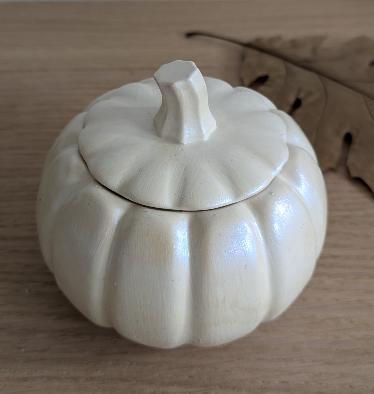 Bougie citrouille nacrée fermée, couvercle à tige en plâtre peint bleu de perle