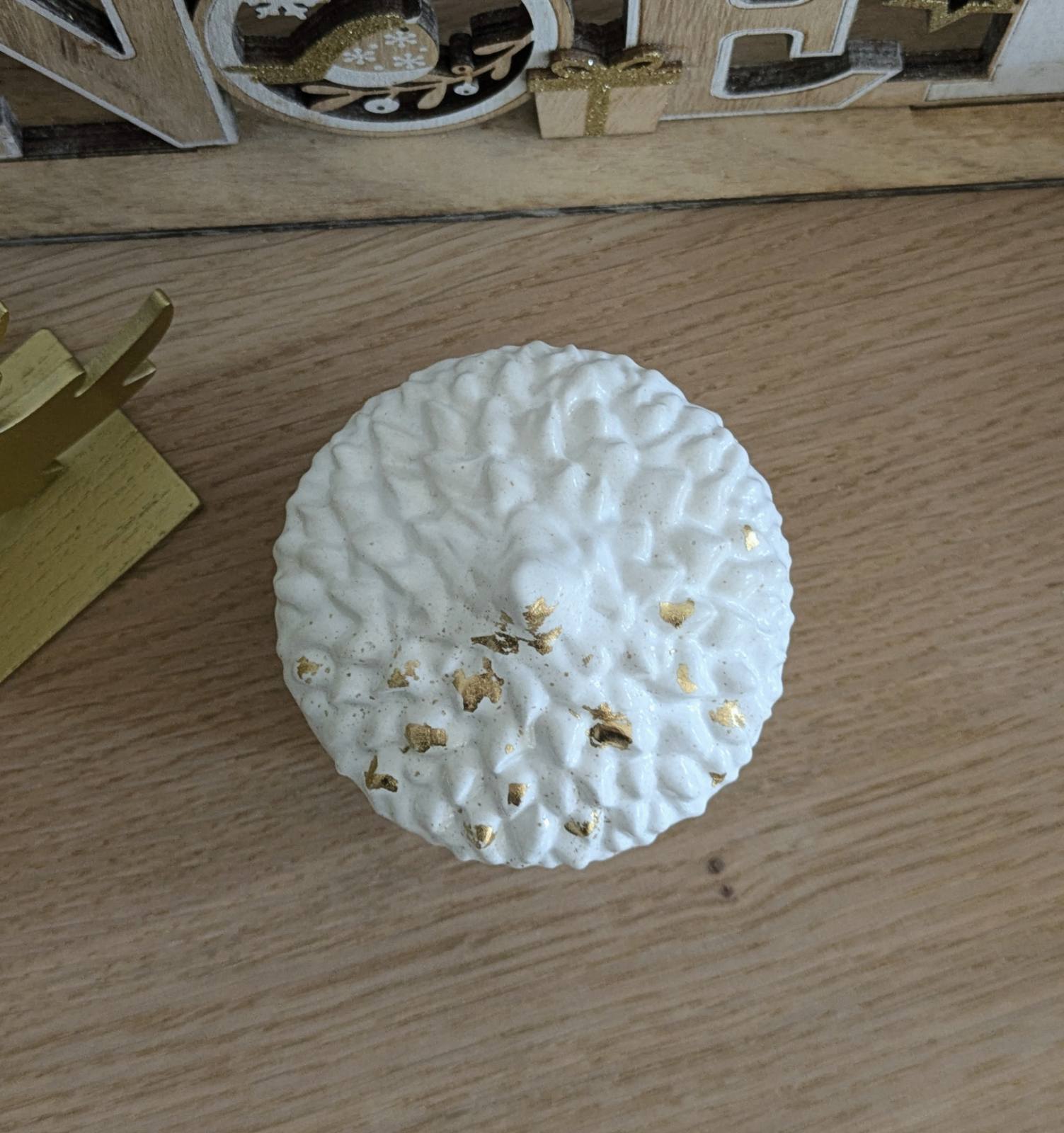 Couvercle de la bougie gland en plâtre, relief en écailles et touches dorées