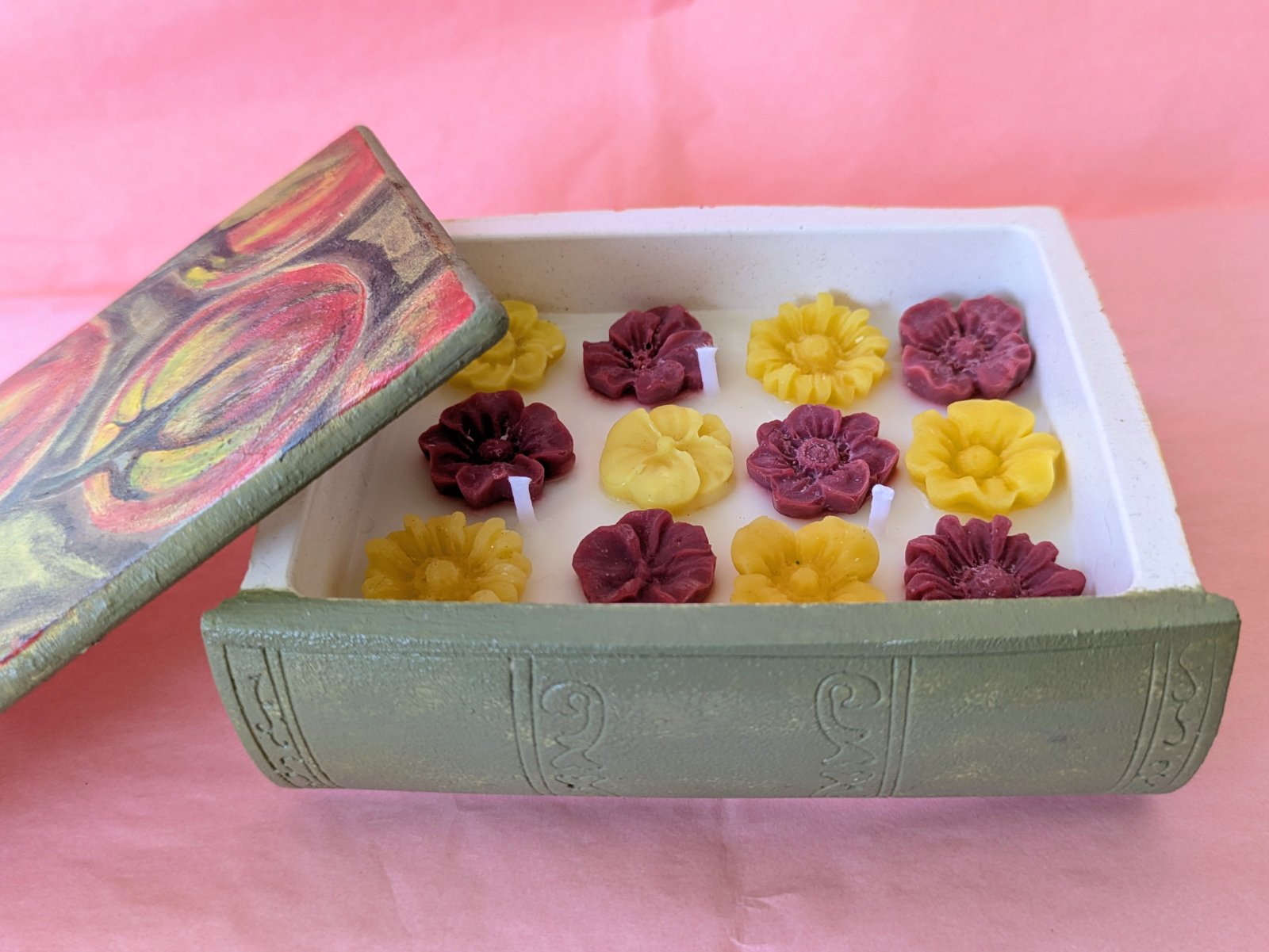Grande bougie livre en plâtre vert sauge, fleurs de cire en cire de soja, couvercle posé sur le côté
