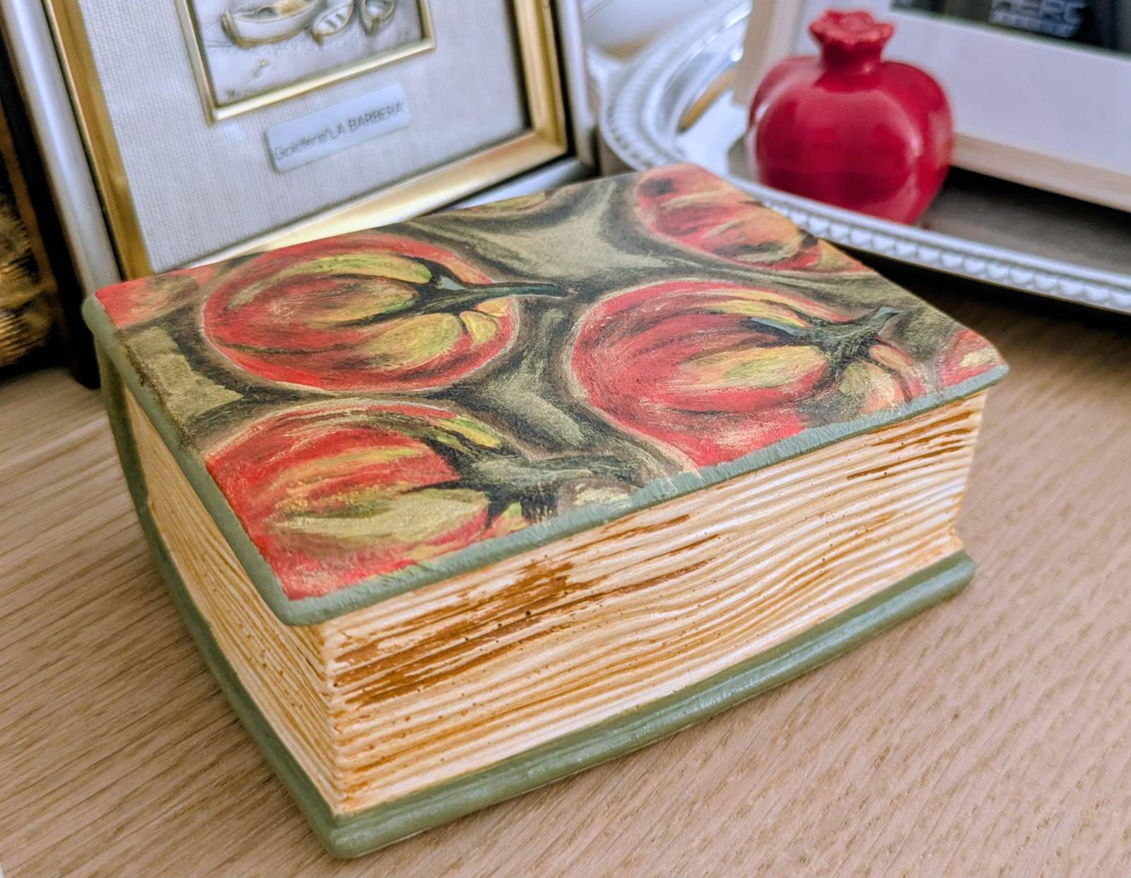 Grande bougie livre fermée, couvercle peint à la main de citrouilles, tranche dorée