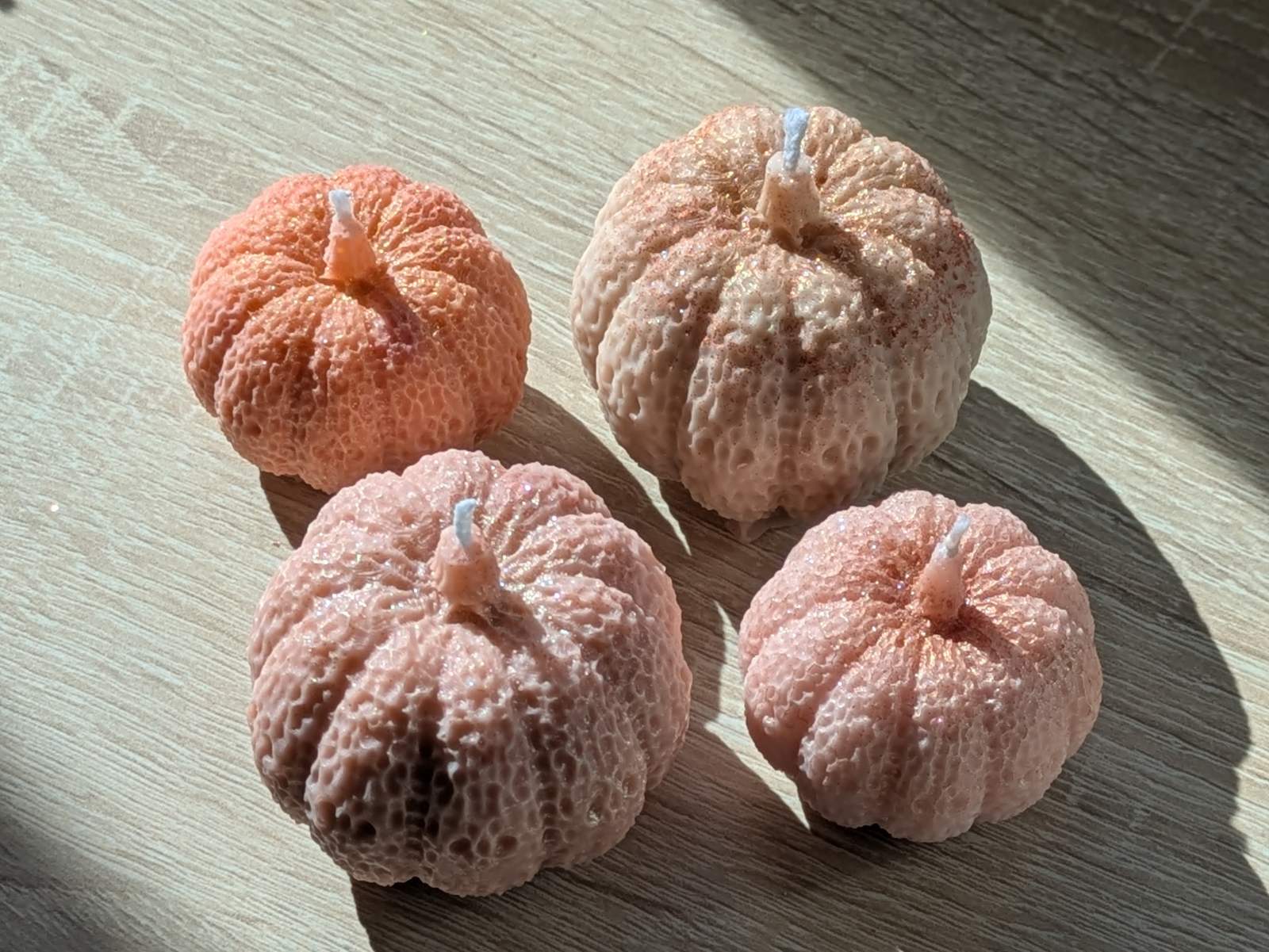 Petites bougies citrouilles de tailles et couleurs différentes vues de dessus