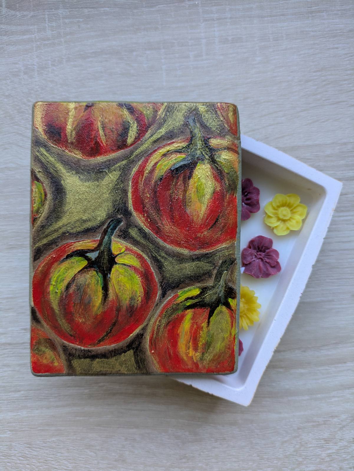 Couvercle de la grande bougie livre peint de citrouilles rouges et jaunes à l'acrylique
