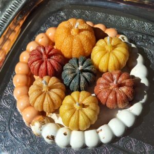 Lot de bougies citrouilles cire d'abeille aux couleurs d'automne, vue de dessus