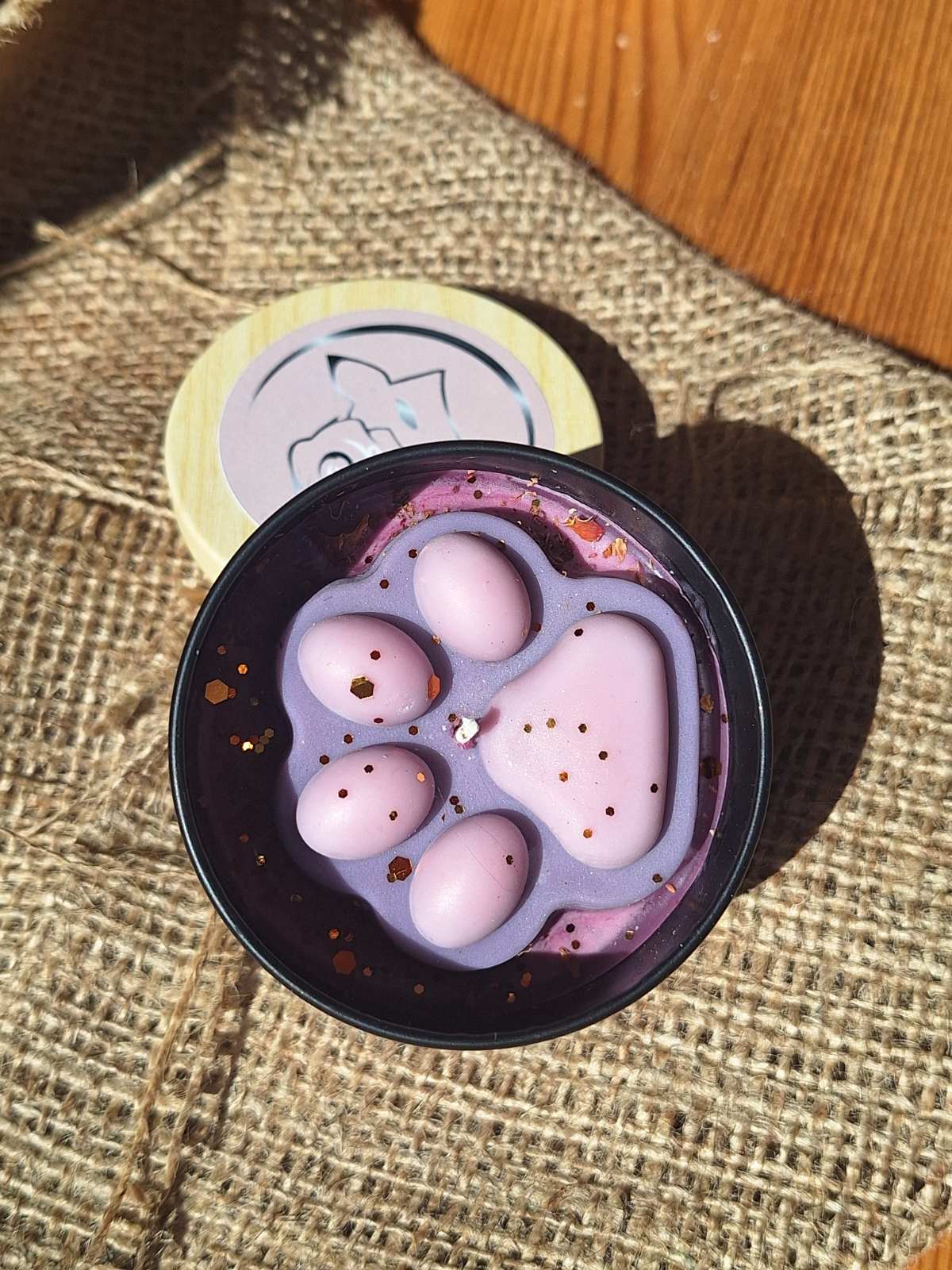 Bougie patte de chat en cire de soja dans sa boîte métallique, MonaLuna Candles