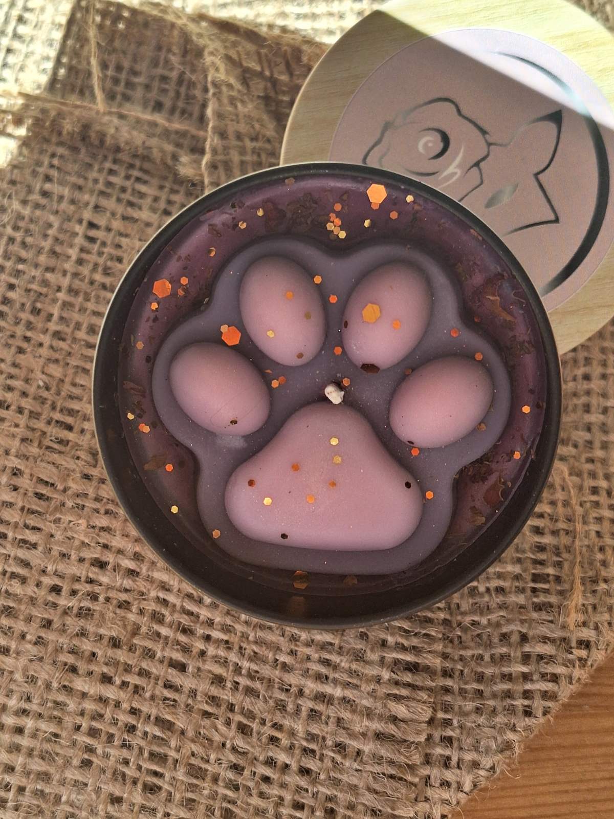 Bougie patte de chat, vue de dessus sur toile de jute, MonaLuna Candles