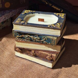 Bougie livre Les Pages du Mystère, coloris Bleu Nuit & Bronze, plâtre naturel peint à la main