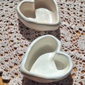 Duo de vide-poches cœur en plâtre naturel, vue de dessus, MonaLuna Candles