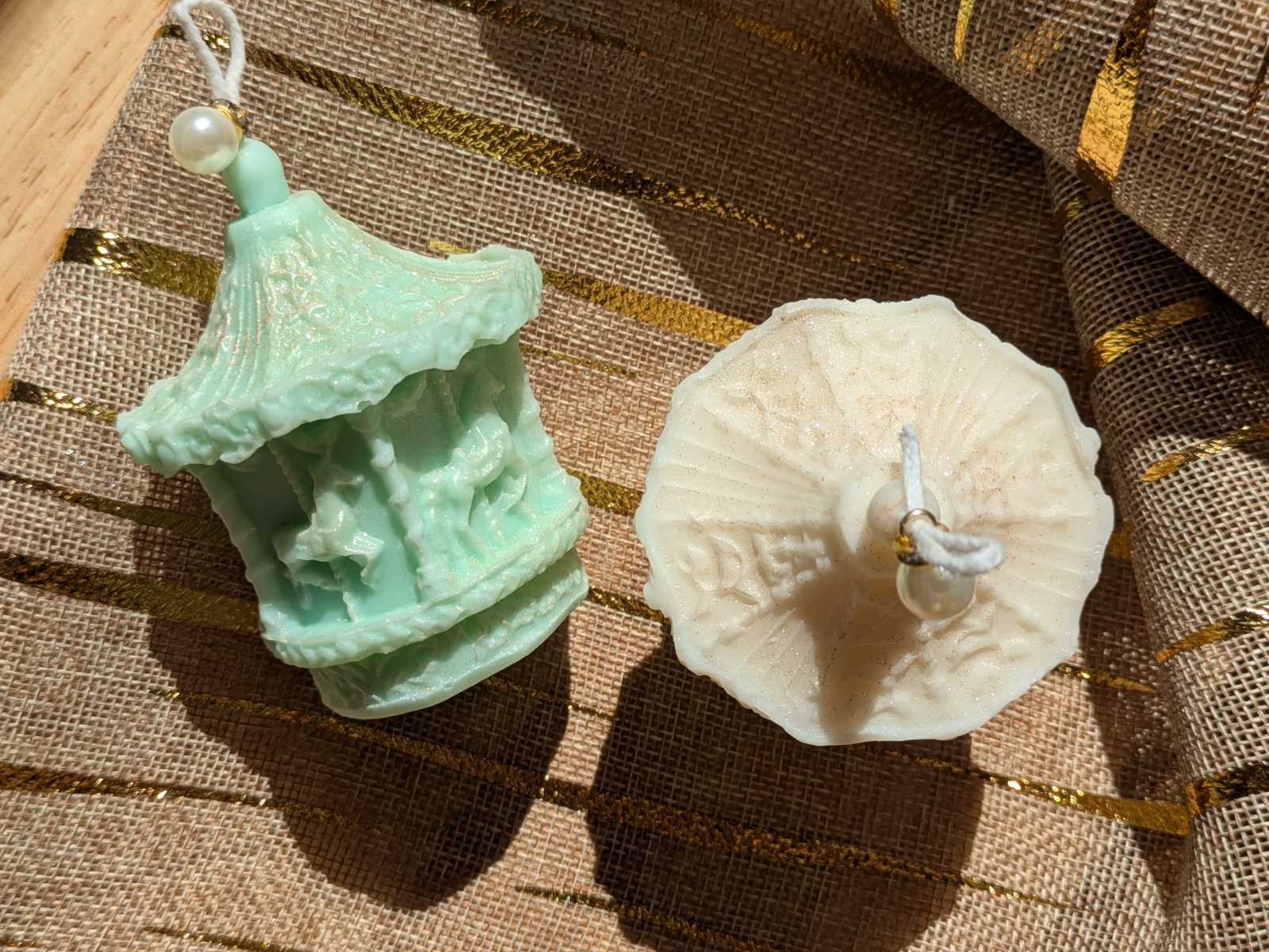 Bougie manège vert menthe et toit ouvragé de la bougie crème vu de dessus