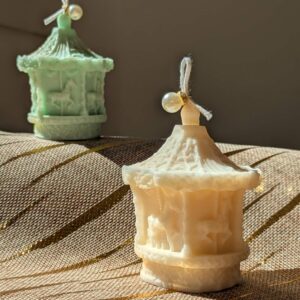 Bougie manège parfumée au nougat blanc en beige crème et vert menthe, MonaLuna Candles