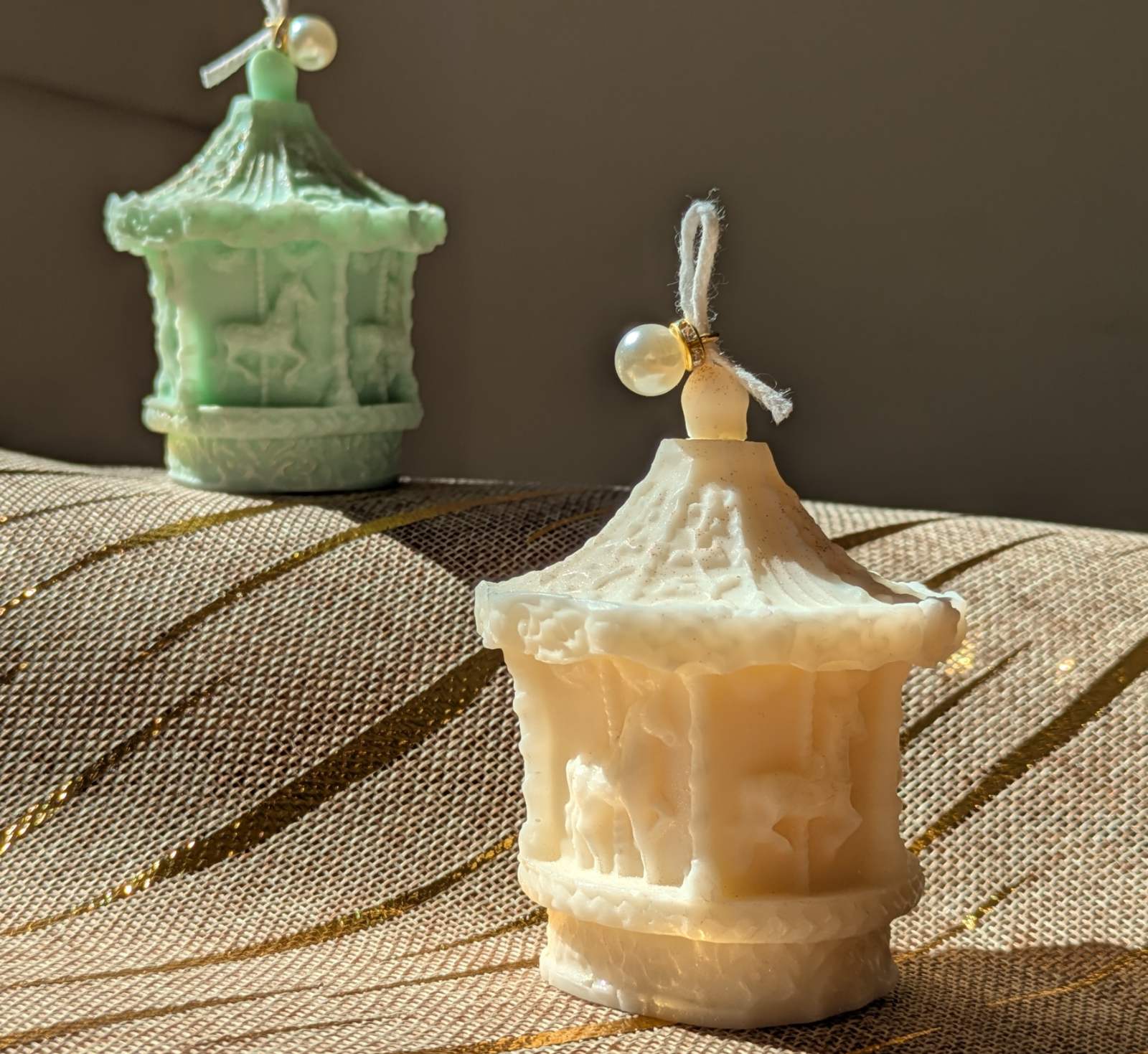 Bougie manège parfumée au nougat blanc en beige crème et vert menthe, MonaLuna Candles