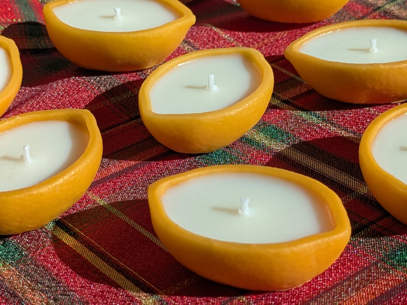 Bougie citron en cire d'abeille et cire de soja, demi-citrons sur tissu écossais rouge, MonaLuna Candles