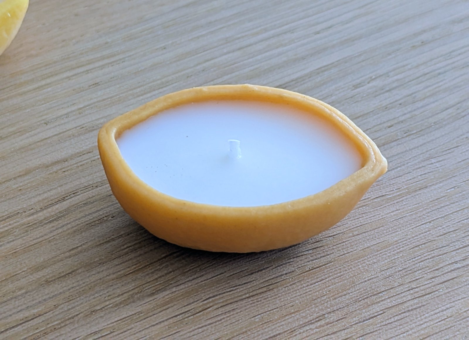 Bougie citron vue de dessus, cœur en cire de soja blanche et mèche en coton