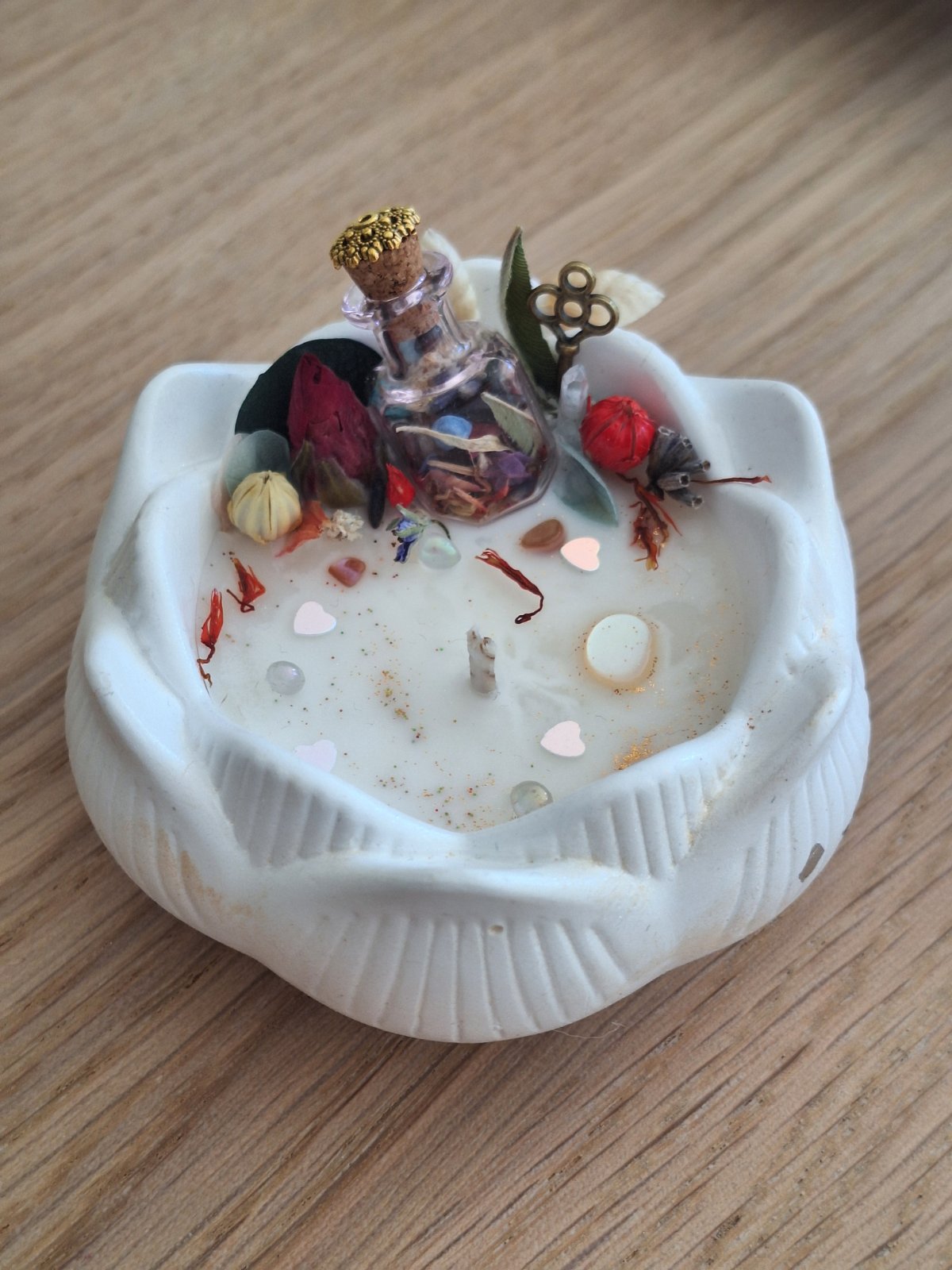 Bougie lotus blanc nacré vue de face, bougeoir en plâtre aux pétales sculptés