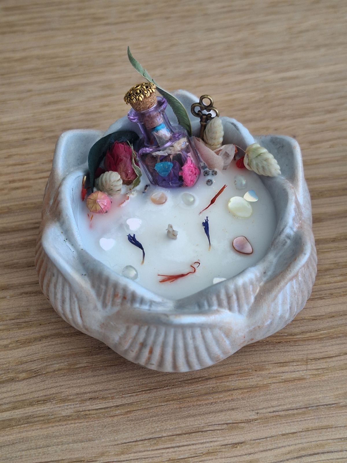 Bougie lotus gris clair à la poussière bronze, fiole, clé en métal et cristaux