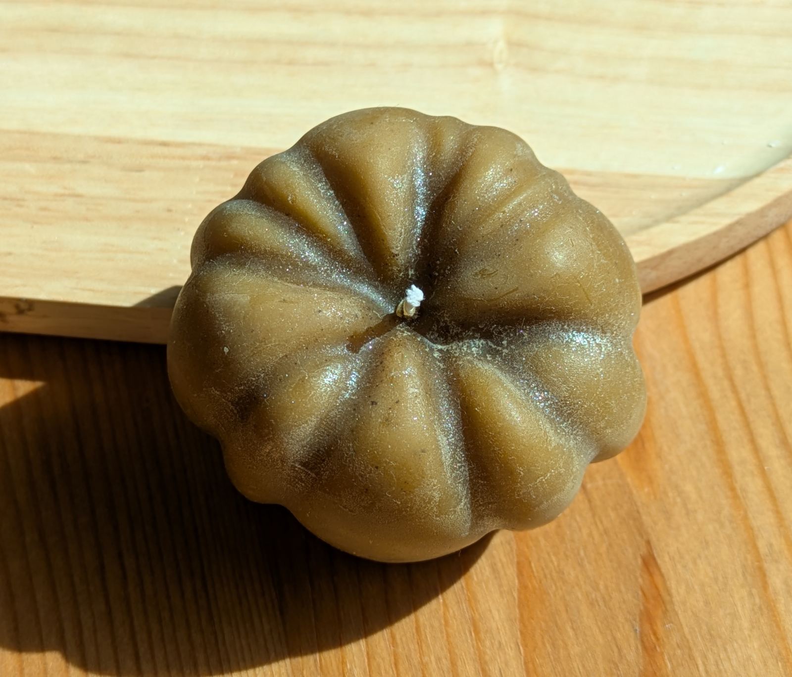 Bougie citrouille poudre argentée vue de dessus, côtes marquées et mèche en coton