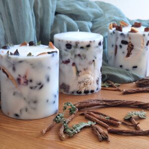 Grande bougie rituel en cire de soja, les trois versions décorées de grains de café, fleurs et agrumes séchés