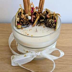Bougie cannelle et agrumes en cire de soja, bâtons de cannelle, agrumes séchés et pommes de pin, ruban blanc à sapins dorés