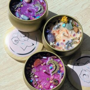 Bougie de méditation en cire de soja, trois versions crème et violettes dans leurs boîtes dorées, cristaux et pendentifs
