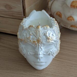Bougie femme masquée en plâtre blanc, masque vénitien ouvragé rehaussé de poussière dorée, vue de face