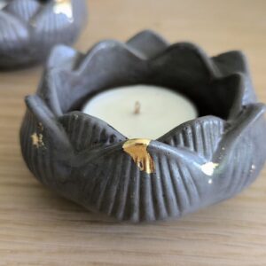 Bougeoir lotus noir en plâtre aux feuilles dorées avec sa petite bougie blanche en cire de soja