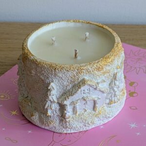 Bougie maison de Noël dorée en plâtre blanc, maison et sapins en relief, cire de soja à trois mèches