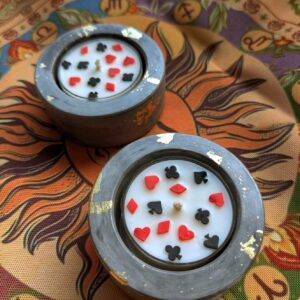 Bougie cartes à jouer en cire de soja dans deux bougeoirs gris à feuilles dorées, cœurs et piques rouges et noirs