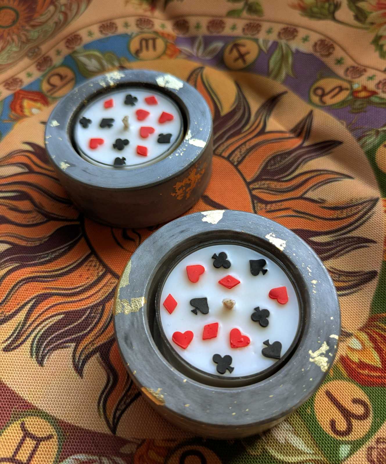 Bougie cartes à jouer en cire de soja dans deux bougeoirs gris à feuilles dorées, cœurs et piques rouges et noirs