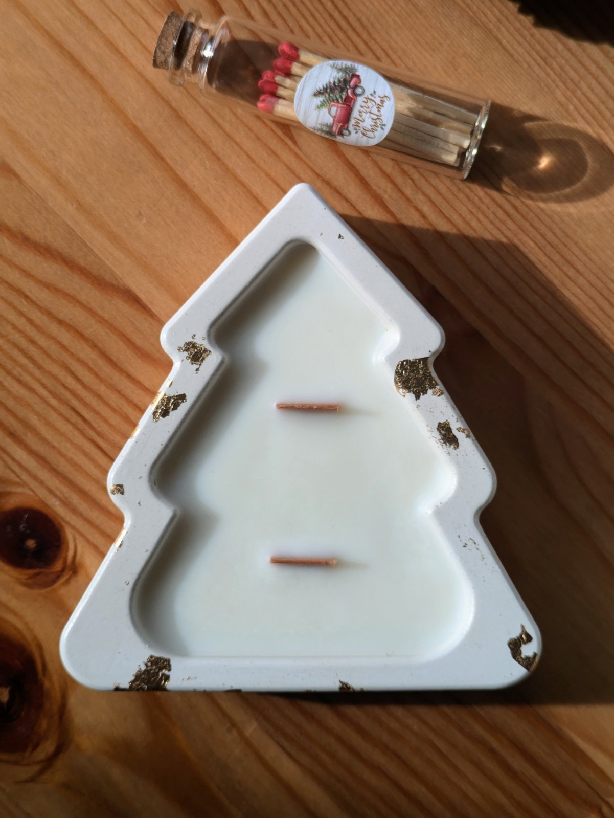 Bougie sapin en plâtre blanc aux feuilles dorées, deux mèches en bois, vue de dessus