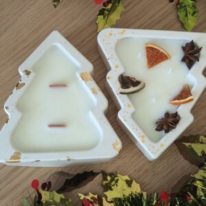 Bougie sapin de Noël, les deux modèles côte à côte sur du houx, une idée cadeau de Noël artisanale