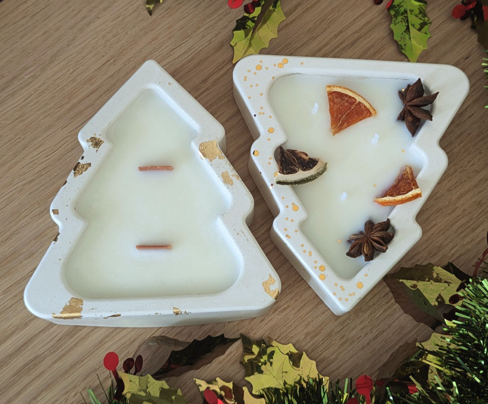 Bougie sapin de Noël, les deux modèles côte à côte sur du houx, une idée cadeau de Noël artisanale