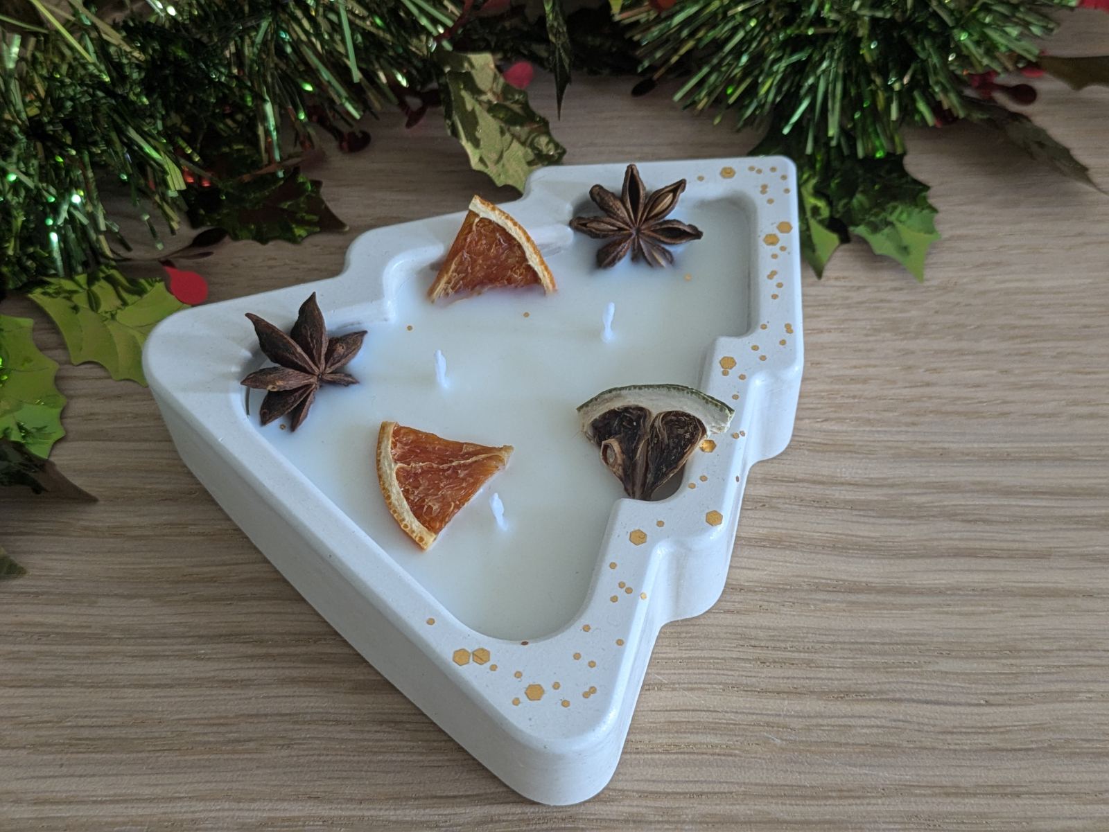 Bougie sapin en plâtre décorée de tranches d'orange séchées et d'anis étoilé, paillettes dorées