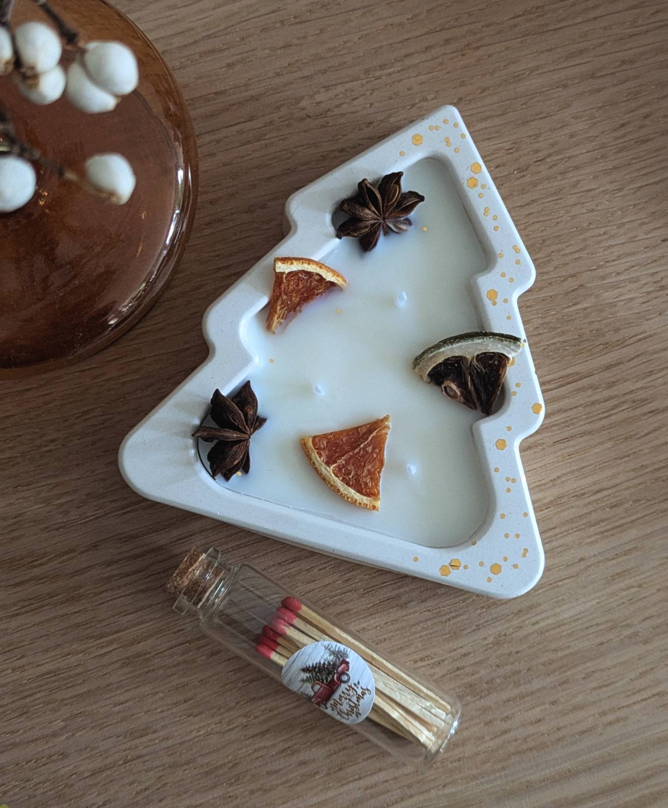 Bougie sapin aux agrumes séchés et anis étoilé, trois mèches en coton, avec des allumettes