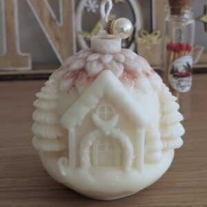 Bougie maison de Noël en cire de soja blanche, sapins, toit poudré de rose et perle au sommet