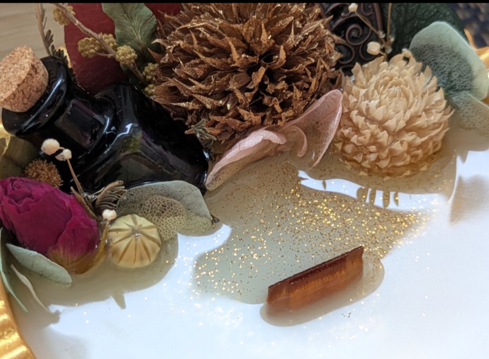 Bougie MonaLuna en cire de soja décorée de fleurs séchées, poudre dorée et mèche en bois